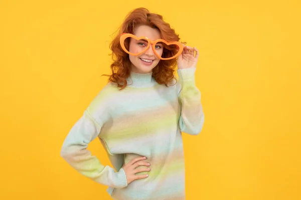 Ευτυχισμένη Κοκκινομάλλα Γυναίκα Φορούν Αστεία Γυαλιά Κόμμα Κίτρινο Φόντο Γιορτή — Φωτογραφία Αρχείου