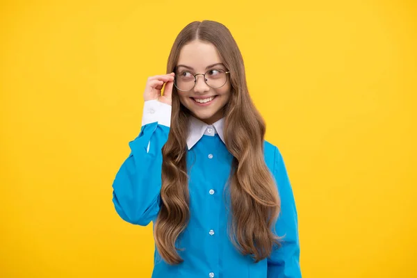 Felice Adolescente Scuola Ragazza Fissare Occhiali Sorridente Sfondo Giallo Occhiali — Foto Stock