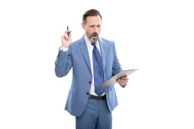 Takım elbiseli yetişkin patron notlar alıyor ya da beyaz klasör belgelerinde kontrat imzalıyor..