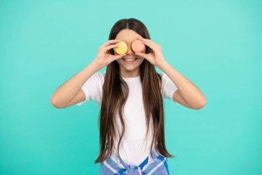 Tek gördüğüm bu. Şekerleme. Tatlı Fransız kekleri. Genç kız diş bakımı. Tatlı düşkünü. Lezzetli. Pastane bisküvileri. Tatlı fırınlı çocuk. Mutlu çocuk Fransız makaronu tutuyor. Kurabiye..