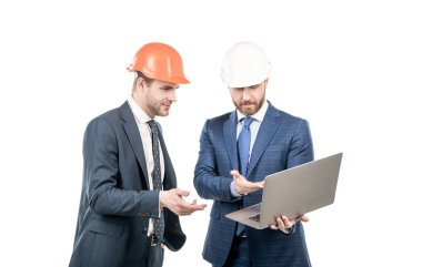 Mimarlar iş planlıyor. Baş mühendis ve hard-hat yöneticisi bilgisayar kullanıyor. Patronun çalışanı. Güvenlik işi. Veri koruması. İnternet güvenliği. Dizüstü bilgisayarlı iş adamları.