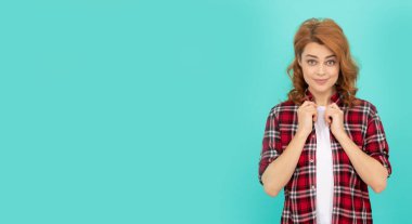 Kıvırcık saçlı, kareli gömlekli mutlu kızıl kadın, fotokopi odası, moda..