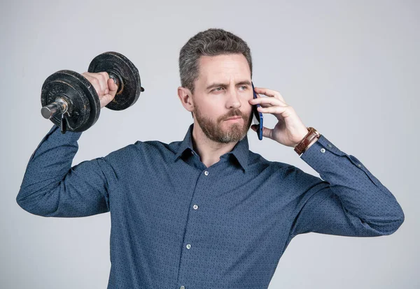 Fuerte Barbudo Hombre Negocios Formación Con Barra Hablando Teléfono Inteligente — Foto de Stock