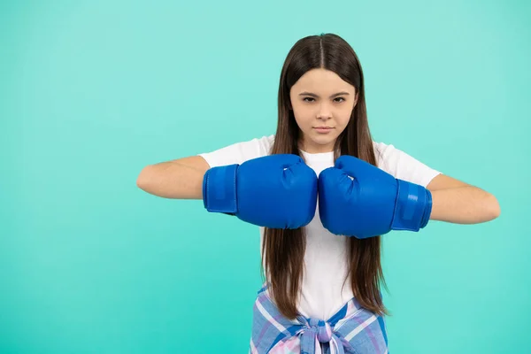 Selbstbewusster Kinderboxer Boxhandschuhen Beim Sporttraining Kopierraum Zielstrebigkeit — Stockfoto