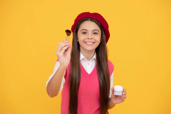 幸せなティーン女の子でフランス語ベレー帽適用赤面でパウダーブラシ 選択的フォーカス 化粧品 — ストック写真