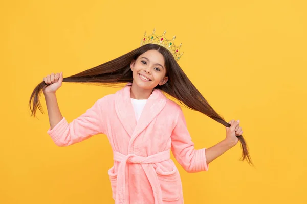 童年的快乐公主的头发很长 自私的孩子戴着皇冠 穿着舒适睡衣的太后 舒适的家用浴衣 自私和利己主义 王冠上快乐的以自我为中心的少女 — 图库照片