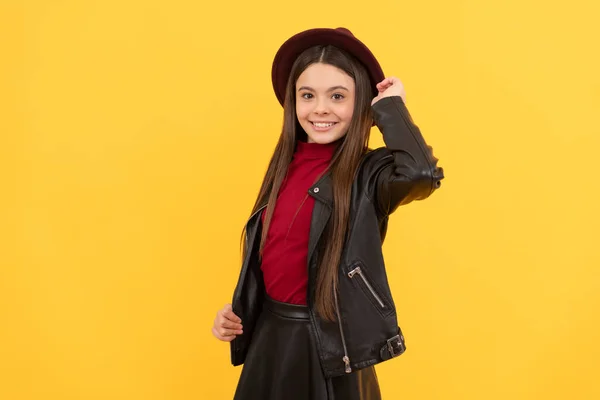 秋天的趋势 季节性的流行 回学校去在时尚的外观之间 童年的快乐穿着皮衣的快乐女孩 活泼时髦的十几岁的孩子 头戴黄帽的小孩 — 图库照片