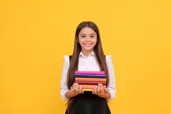 Heureux Adolescent Fille Dans École Uniforme Tenir Livre Pile Lecture — Photo