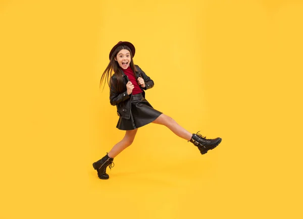 Boldog Tini Lány Kalapban Bőrruhában Hogy Széles Lépés Előre Lépjen — Stock Fotó
