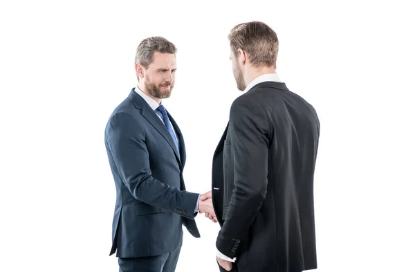 会議中のビジネスマンだ 上司と従業員 取引後のパートナーだ 協力とパートナーシップです 同僚の握手だ 交渉は成功した ようこそ 握手する二人の男 — ストック写真