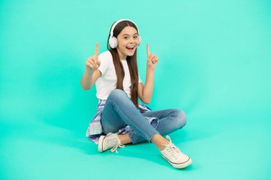 Mutlu çocuk, kablosuz kulaklıkla müzik dinle, cihaz aksesuarı..