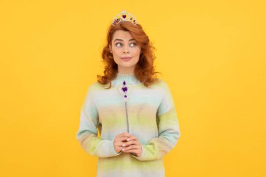 Kraliçe tacındaki kızıl saçlı kadın sihirli değnekle, dile..