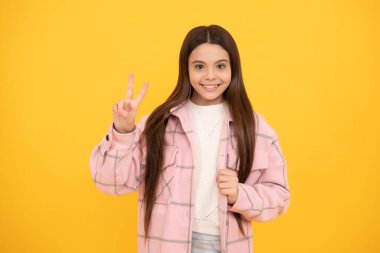 Barış. Kareli flanel ceket. Güzellik ve moda. Son moda. Sokak sonbahar modası. Pembe kareli gömlekli mutlu genç kız. Gülümseyen hippi çocuk gündelik tarzda. Çocuklar ekose gömlek giyer..