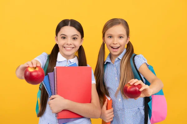 Glad Grundskola Barn Hålla Välsmakande Äpplen Frukt Gul Bakgrund Mat — Stockfoto