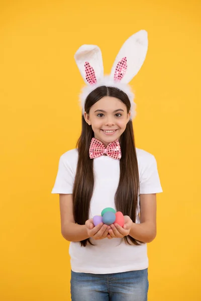 Szczęśliwy Wielkanocne Dziecko Dziewczyna Królicze Uszy Muszka Trzymać Malowane Jaja — Zdjęcie stockowe