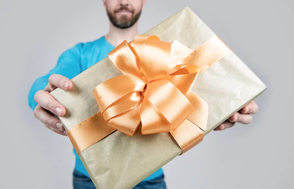 Δώρο Δώρο Κουτί Closeup Στα Χέρια Του Καλλιεργούνται Άνθρωπος Επιλεκτική — Φωτογραφία Αρχείου