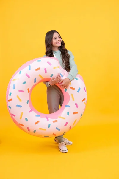 Criança Alegre Praia Trajes Treino Com Círculo Inflável Donut Para — Fotografia de Stock