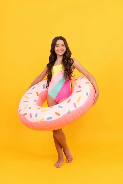 Gelukkig Strand Tiener Meisje Met Krullend Haar Zwempak Met Donut — Stockfoto