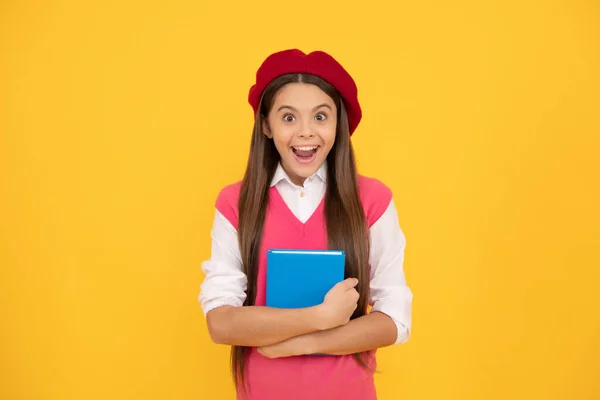Zaskoczony Nastolatek Szkoła Dziewczyna Francuski Beret Trzymać Copybook Żółtym Tle — Zdjęcie stockowe