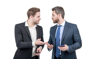 Canlı bağlantı. İki meslektaş iş görüşmesi yapıyor. İş adamları canlı iş konuşmaları yaparlar. Ortaklar el kol hareketi yapıyor. İş adamlarından bahsediyoruz. Başarılı adamlar anlaşmayı tartışıyor.