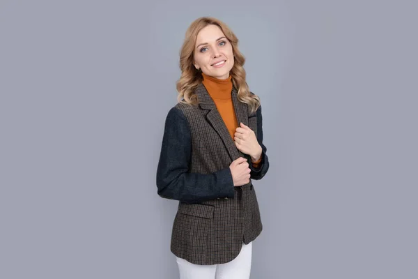 여성의아름다움 일상적 스타일 페티쉬 재킷을 영국식 스타일 배경에 실업가 웃음짓는 — 스톡 사진