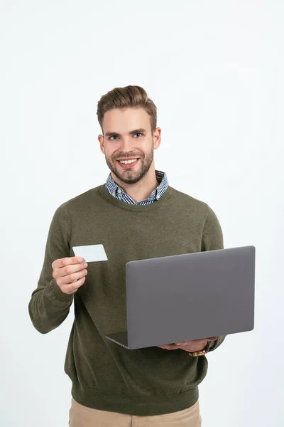 Šťastný Pohledný Muž Podnikatel Držet Debetní Kartu Počítač Pro Placení — Stock fotografie