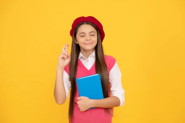 Sonhador Adolescente Escola Menina Francês Boina Segurar Copybook Fundo Amarelo — Fotografia de Stock