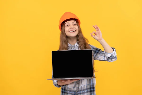 Szczęśliwy Nastolatek Dziewczyna Kasku Kratkę Koszula Prezentując Laptop — Zdjęcie stockowe