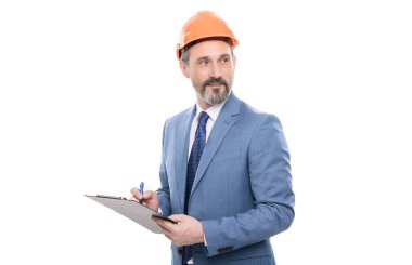 Miğfer tutucu klasöründeki neşeli iş adamı. Güvenlik iş uzmanlığı. Kask takan başarılı bir adam not alıyor. Girişimci projeyi okudu. İnşaat belgeleriyle CEO. Dosyası olan olgun patron.