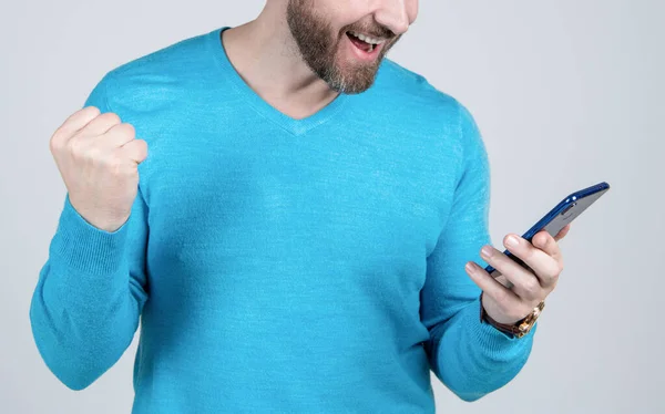 Hombre Feliz Con Barba Viendo Leyendo Smartphone Dispositivo Móvil —  Fotos de Stock