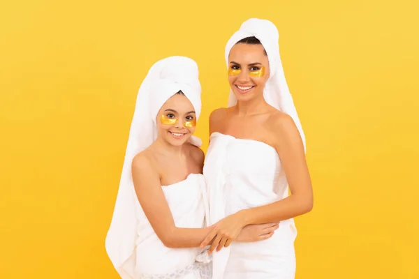 Feuchtigkeitsspendende Haut Kosmetologie Mutter Und Tochter Frotteehandtuch Benutzen Pflaster Schönheitstag — Stockfoto