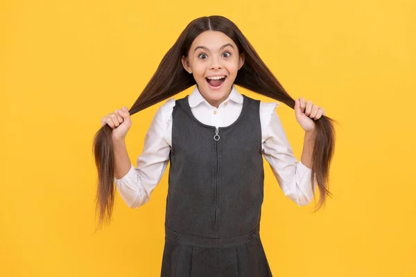 Bedava Saç Bakımı Şaşkın Çocuk Uzun Saçlı Güzellik Okulu Saç — Stok fotoğraf