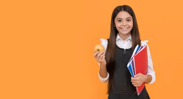 Happy School Kind Glimlach Met Appel Boeken Oranje Achtergrond Kopiëren — Stockfoto