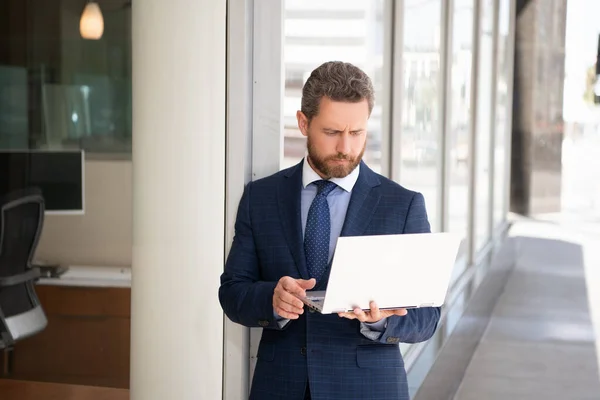 Serious Bearded Mature Man Freelancer Suit Chatting Laptop Business Office — Stock Photo, Image