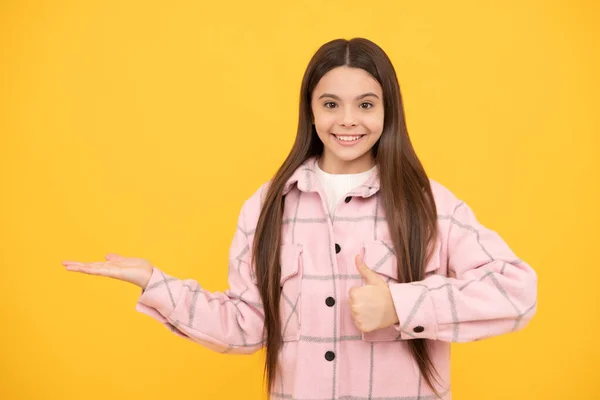 Höst Mode Shopping Försäljning Glad Tonårstjej Rutig Skjorta Hipster Kid — Stockfoto