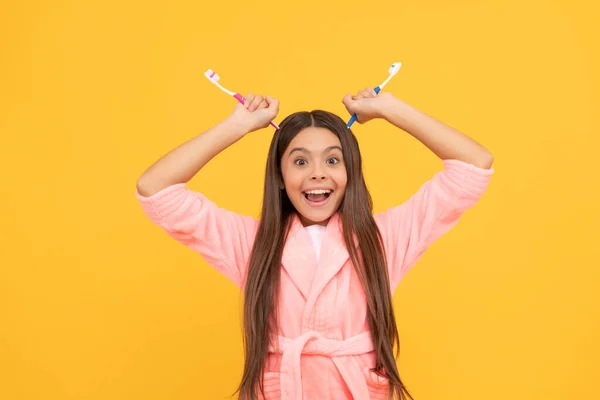 Grappig Gelukkig Tiener Meisje Huis Badstof Badjas Houden Tandenborstel Als — Stockfoto