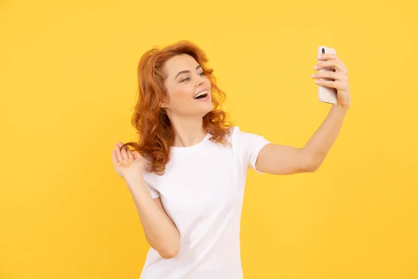 Flickbloggare Glad Kvinna Tar Selfie Med Smartphone Selfie Drottning Gul — Stockfoto