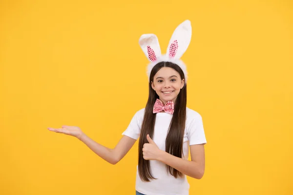 Menina Feliz Páscoa Criança Orelhas Coelho Laço Apresentando Produto Vendas — Fotografia de Stock