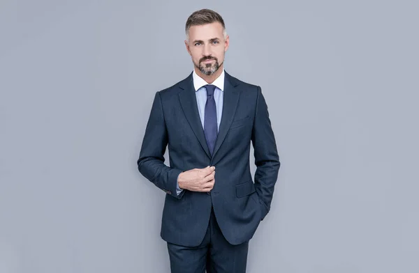 Takım elbiseli kendine güvenen bir işadamı, patron..
