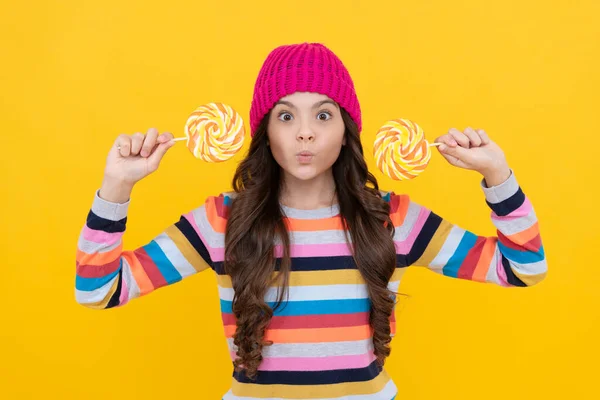 做鬼脸棒棒糖女士带着彩色棒棒糖的嬉皮士小子 焦糖糖店 甜蜜的童年牙科护理的概念 好吃的 有趣的少女抱住棒棒糖 — 图库照片