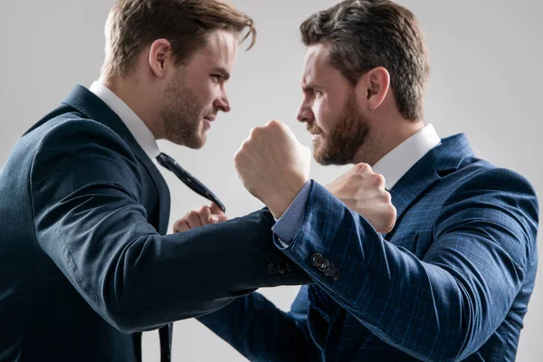 Faustschlag Selektiver Fokus Aggressive Verhandlungen Geschäftsleute Konflikt Uneinigkeit Herrscht Bei — Stockfoto