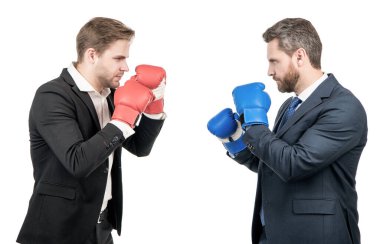 Acımasız mücadele ve başarı. Kendine güvenen adamlar şirket savaşına hazır. İşletme nakavtı. Güç ve otorite. Boks eldivenli iş adamları. Liderlik için yumruklama. Başarılı CEO boksörleri.
