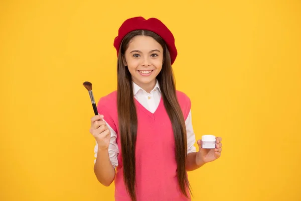 Ευτυχισμένη Έφηβος Κορίτσι Στα Γαλλικά Μπερέ Απλώστε Ρουζ Σκόνη Bwush — Φωτογραφία Αρχείου