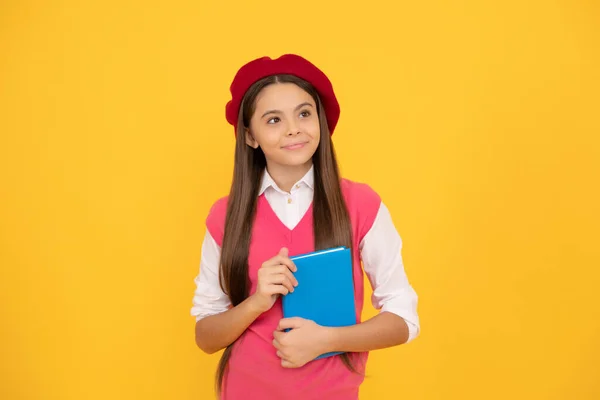 Щаслива Дівчина Підліток Французькому Береті Тримає Книгу Жовтому Фоні Література — стокове фото