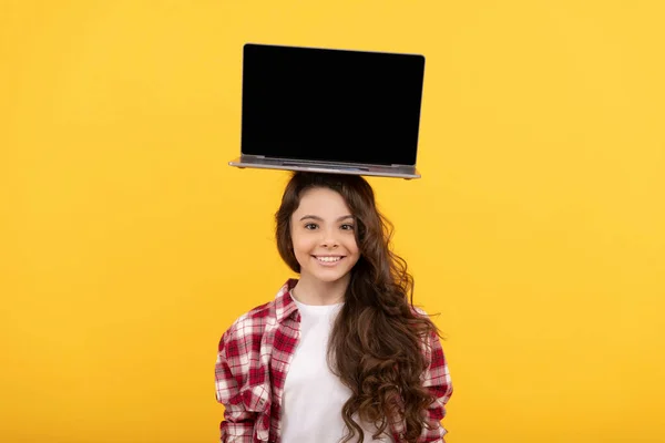 Menina Adolescente Inteligente Feliz Com Laptop Cabeça Apresentando Escola Aula — Fotografia de Stock