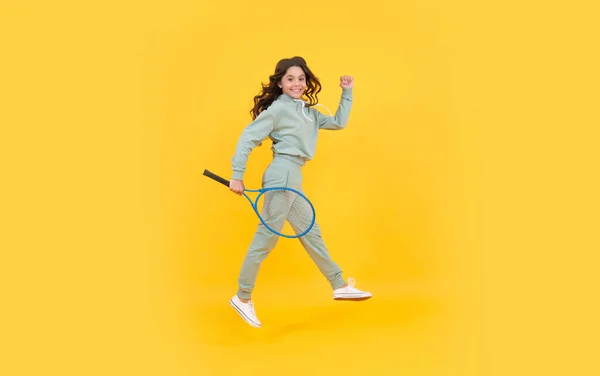 Ευτυχισμένος Ενεργητικός Έφηβος Κορίτσι Άλμα Αθλητικά Ρούχα Μπάντμιντον Ρακέτα Τρέχει — Φωτογραφία Αρχείου