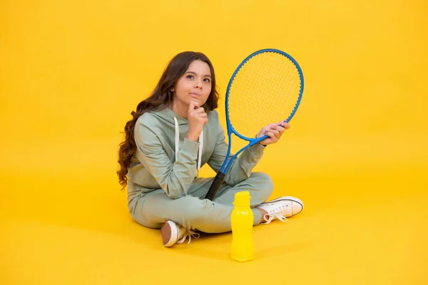 Bambino Pensante Con Racchetta Tennis Teen Girl Dopo Allenamento Sportivo — Foto Stock