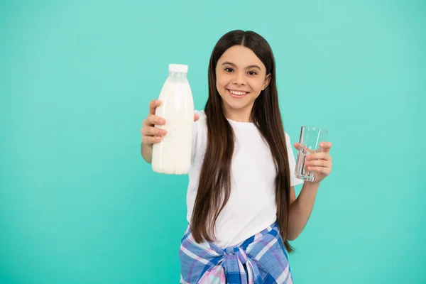 Ευτυχισμένος Έφηβος Κορίτσι Πρόκειται Πιει Ποτήρι Γάλα Γιαούρτι Γάλα — Φωτογραφία Αρχείου