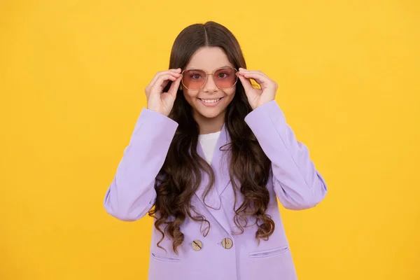 Belle Enfant Heureuse Avec Des Cheveux Bouclés Dans Une Veste — Photo