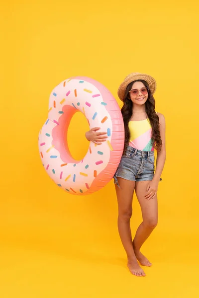 Heureux Gamin Plage Avec Des Cheveux Bouclés Dans Chapeau Paille — Photo